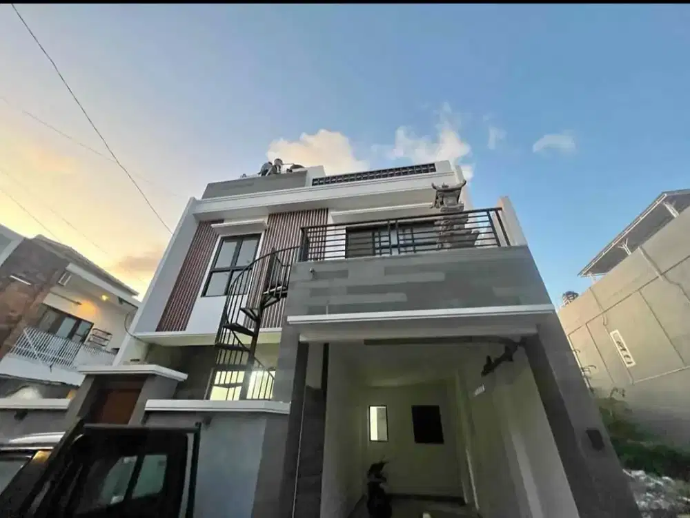 Rumah 3 lantai lokasi strategis di sidakarya