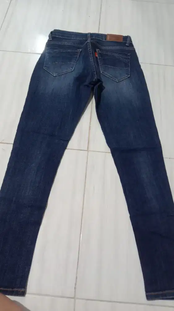 Celana panjang warna biru pekat
