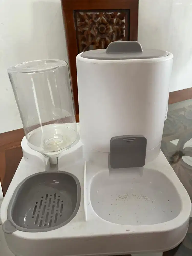 Dispenser minum anjing