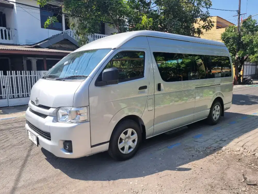 TOYOTA HIACE 3.0 COMUTER M/T 2024