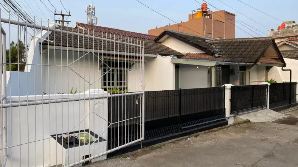 Rumah Hook pinggir jalan utama komplek