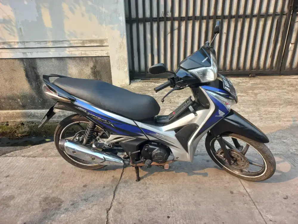 Di jual honda supra x 2011 karbu, surat2 komplit