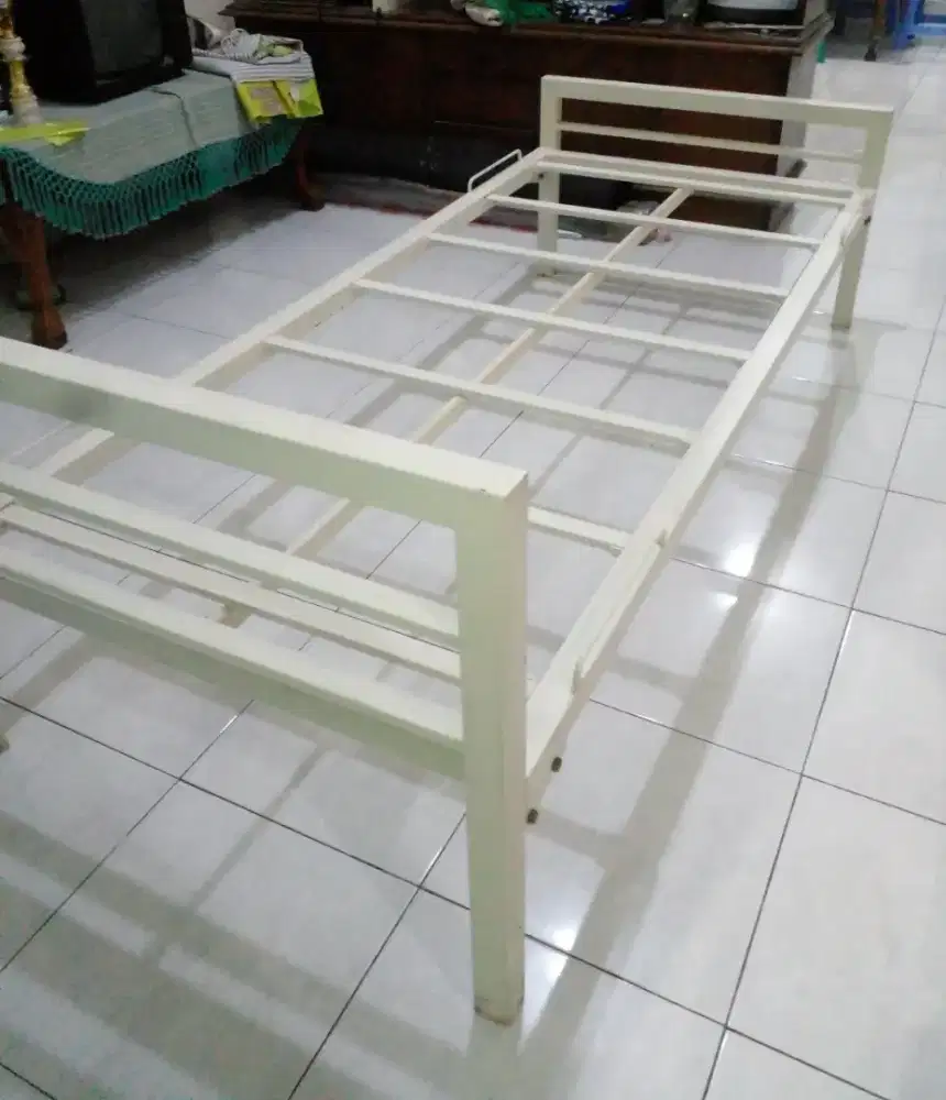 Ranjang besi, 90x200 cm. Warna krem, bisa bongkar pasang.