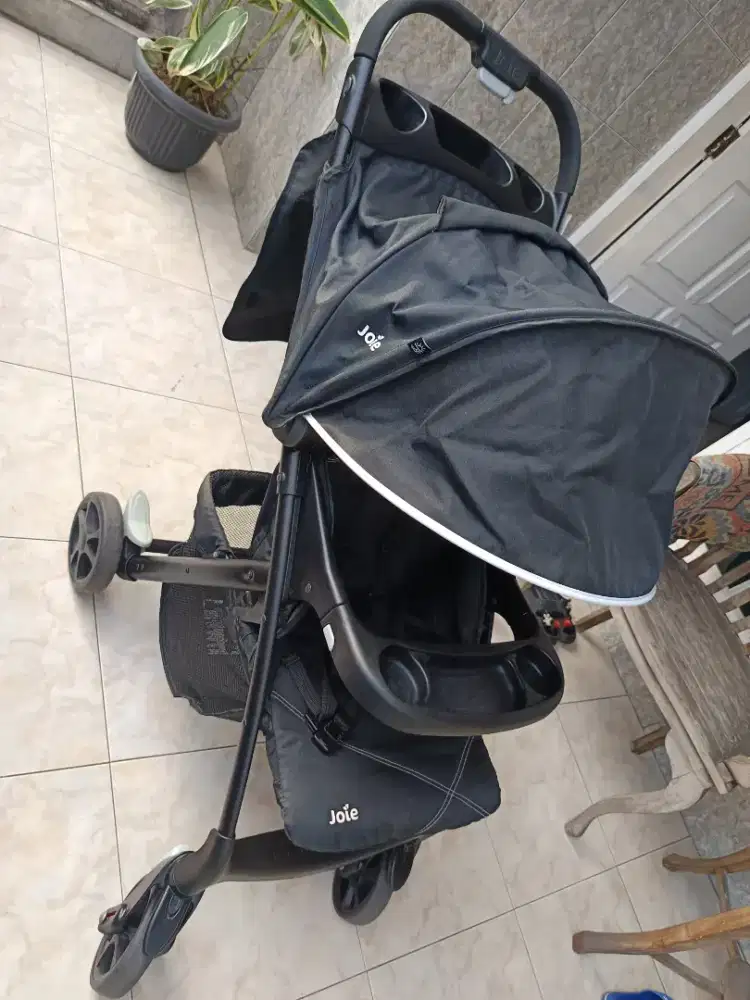 Di jual stroller bayi merek joie