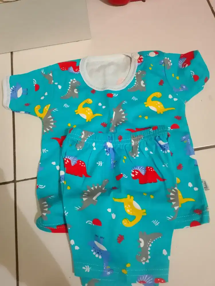 Baju bayi 0-6 bulan , bedong masih baru baru, popok ,gurita dan perlak