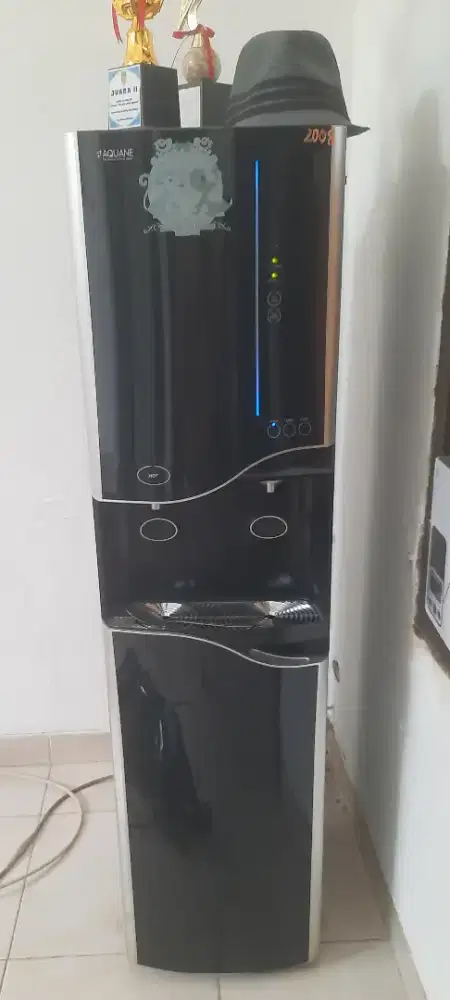 Dispenser air minum aquane panas sedang dingin.