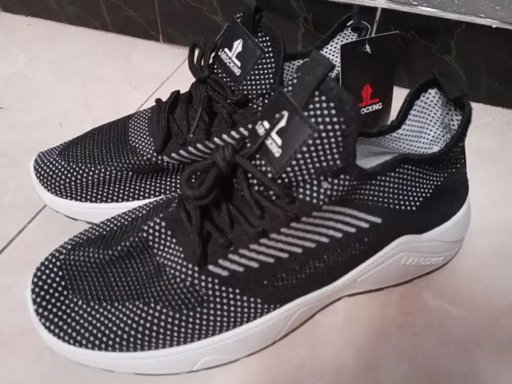 Sepatu Larocking