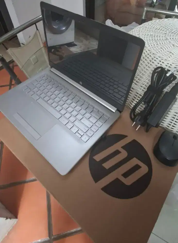 Laptop Hewlett Packard HP AMD A9-9425 14 mulus banget