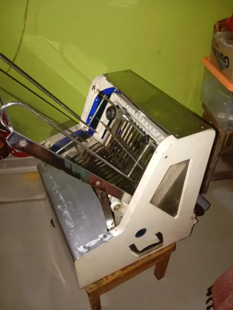 Alat pemotong roti tawar