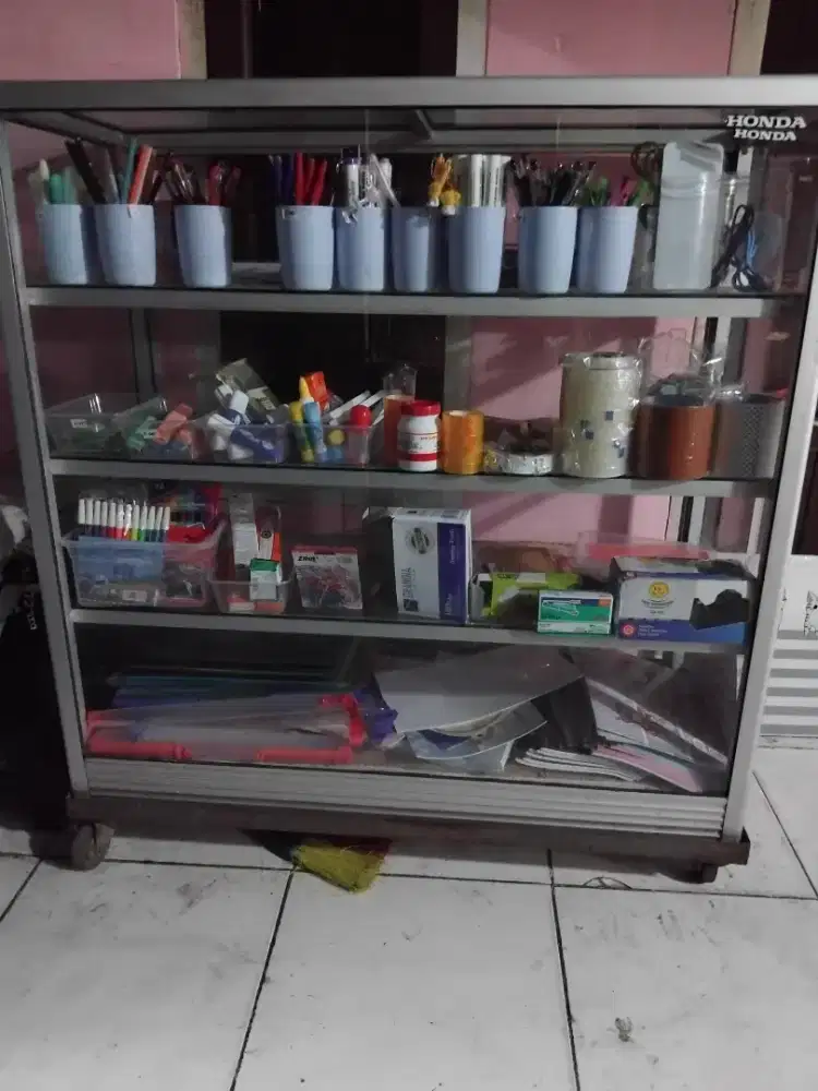 Etalase ukuran 1m
