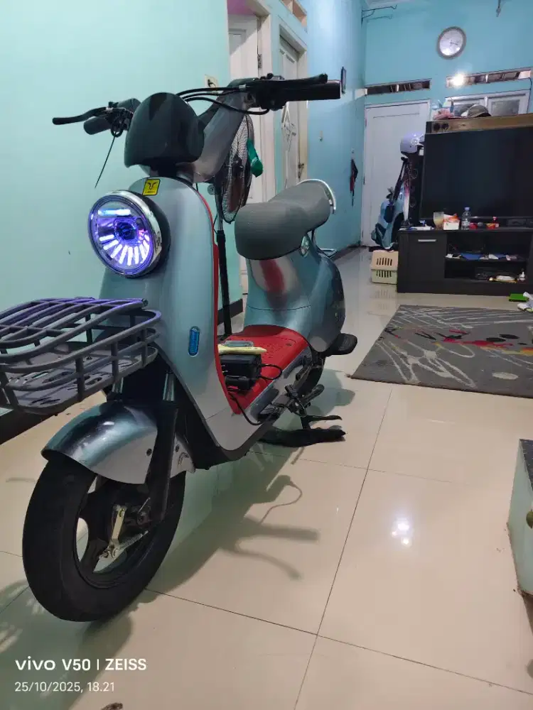 Uwinfly T60 Sepeda Listrik mirip vespa