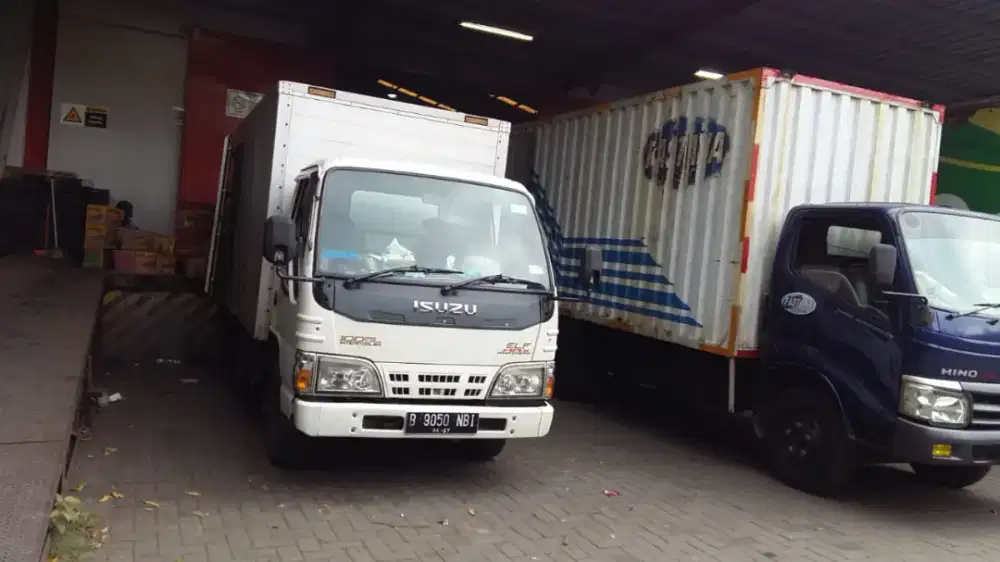 Sewa mobil box engkel 4 roda ISUZU ELF