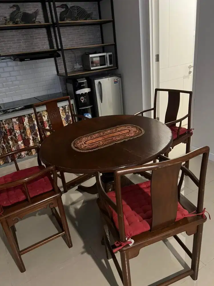 Meja makan antik, ada 4 kursi