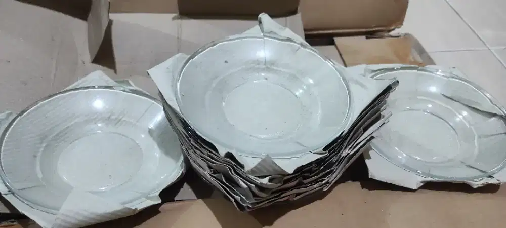 Dijual piring kecil 1 lusin 15 ribu aja