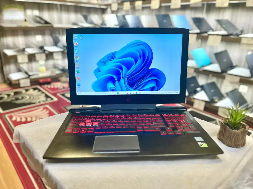 HP Omen 15. Core i7 gen 7. Ram 16gb. SSD 128 HDD 1Tb. Vga 4gb.