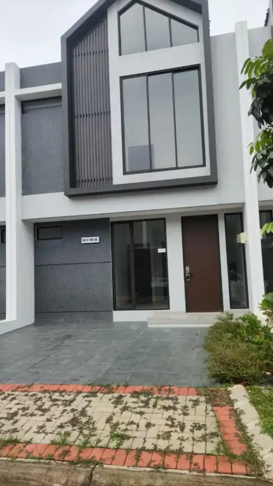 Disewakan: Rumah 2 Lantai BARU, Mewah Minimalis & Semi-Furnished