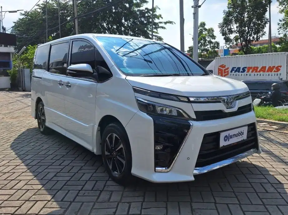 DP MURAH Toyota Voxy 2.0 Bensin-AT 2018 Putih CSYDB