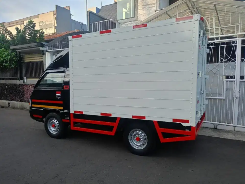 L 300  box truk..thn 2022 warna hitam pajak panjang dijual cepat