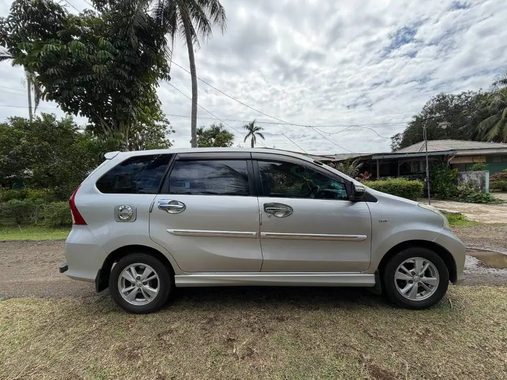 AVANZA VELOZ 1.5 MT 2012