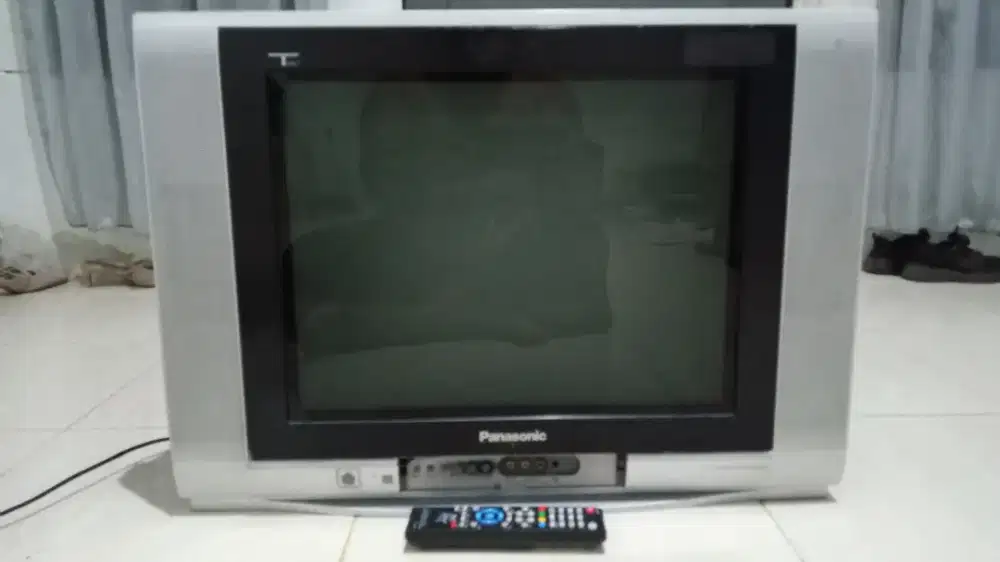 Tv Panasonic 21 inci layar datar masih mulus lengkap remote
