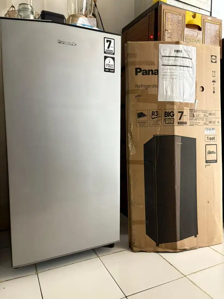 Kulkas Panasonic 1 Pintu, warna silver like new