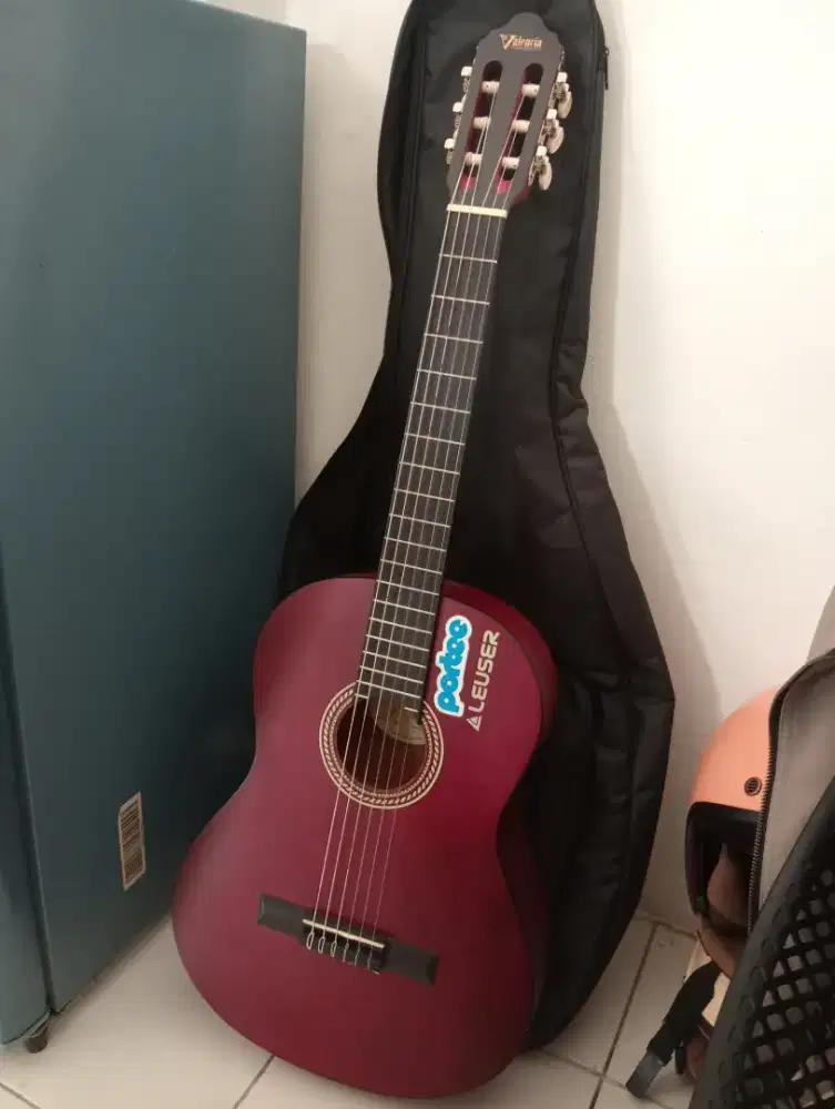 Gitar akustik valencia