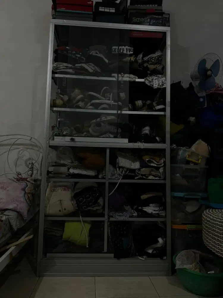 Lemari etalase kaca tebal