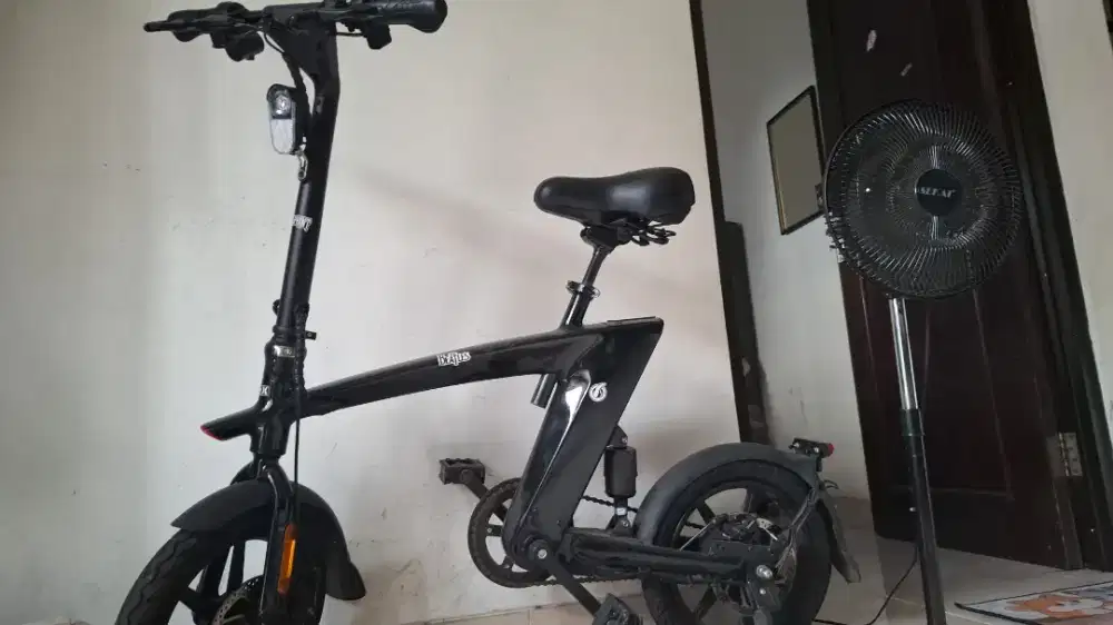 Sepeda listrik warna hitam