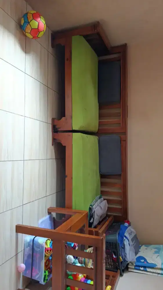 Kursi ruang tamu