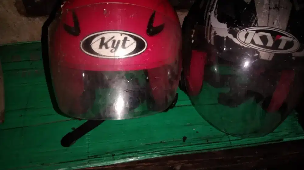 Helm kyt hitam dan merah