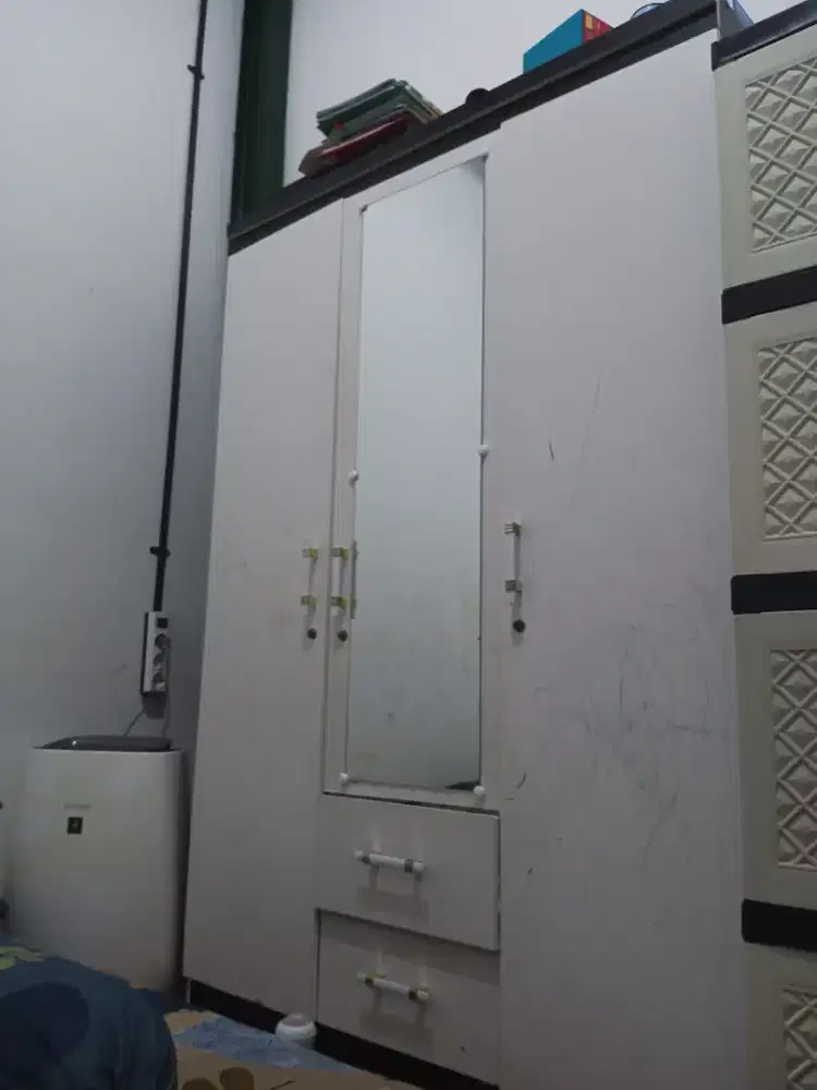 Lemari Tiga Pintu Murah