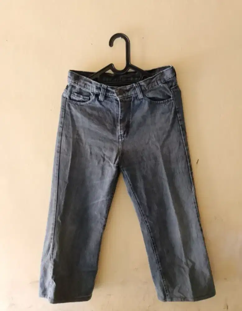 Celana Levis size 28