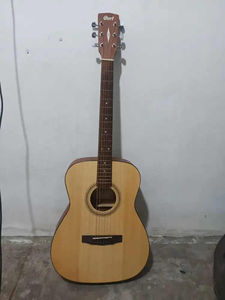Dijual Gitar Original merek cort harga 800 nego tipis