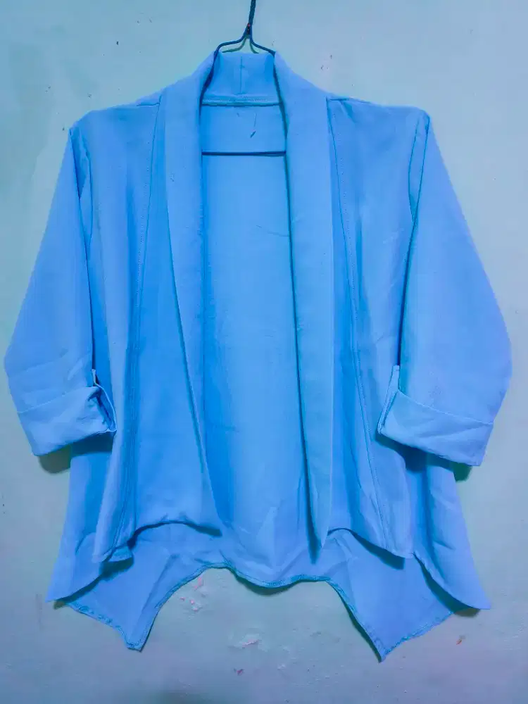 Blazer wanita warna biru langit