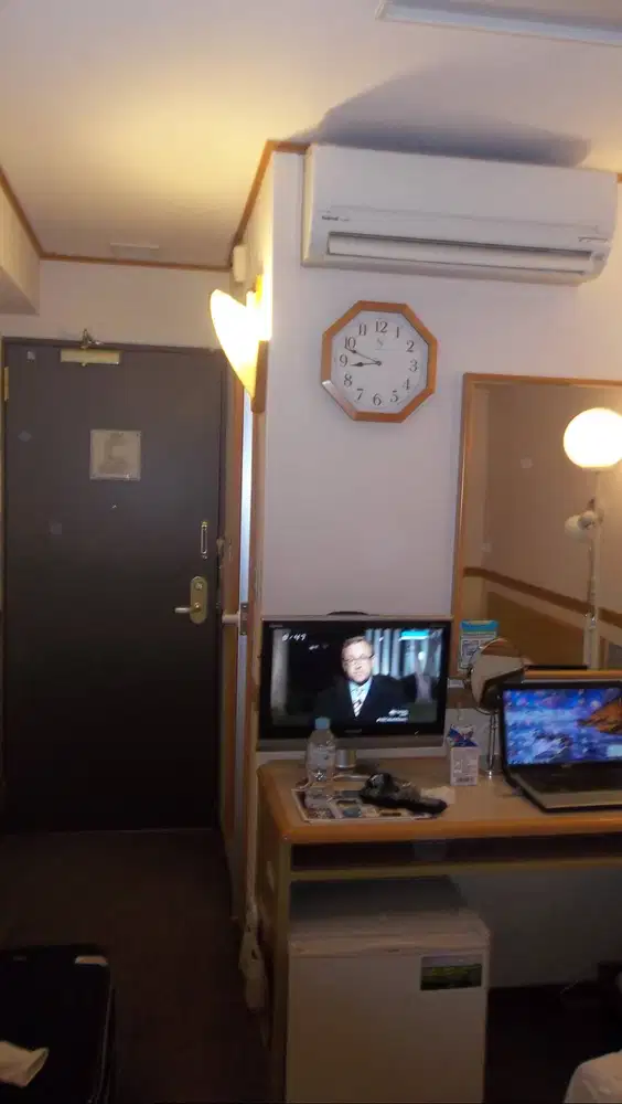 membagikan brosur ke sekolah