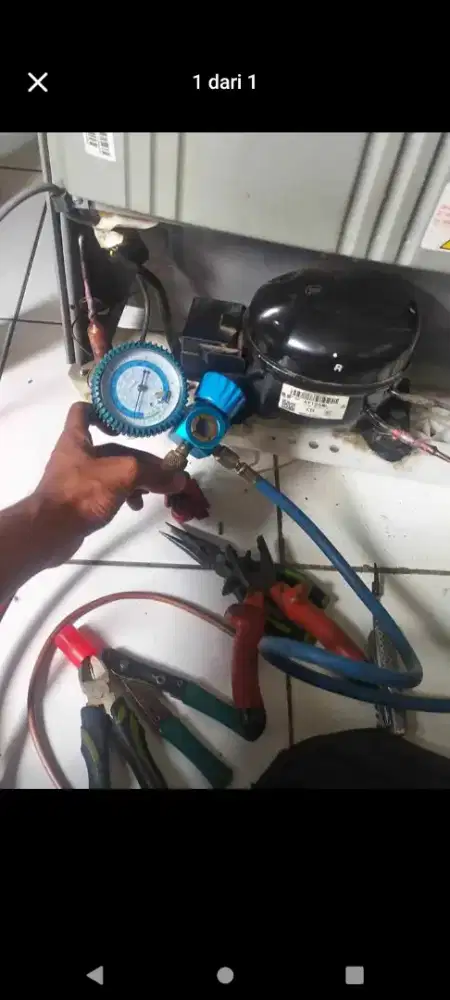 Service tidak dingin, cuci AC, bongkar pasang AC, isi freon AC dll