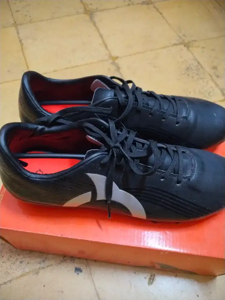 Sepatu bola Ortuseight ukuran 43