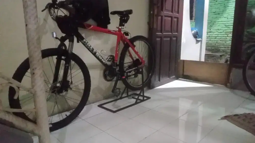 Polygon xtrada merah hitam