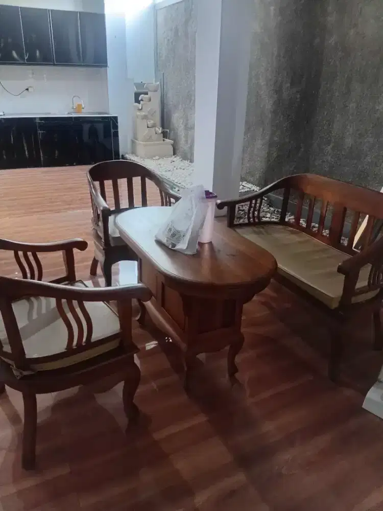 Kursi satu set minus pemakaian