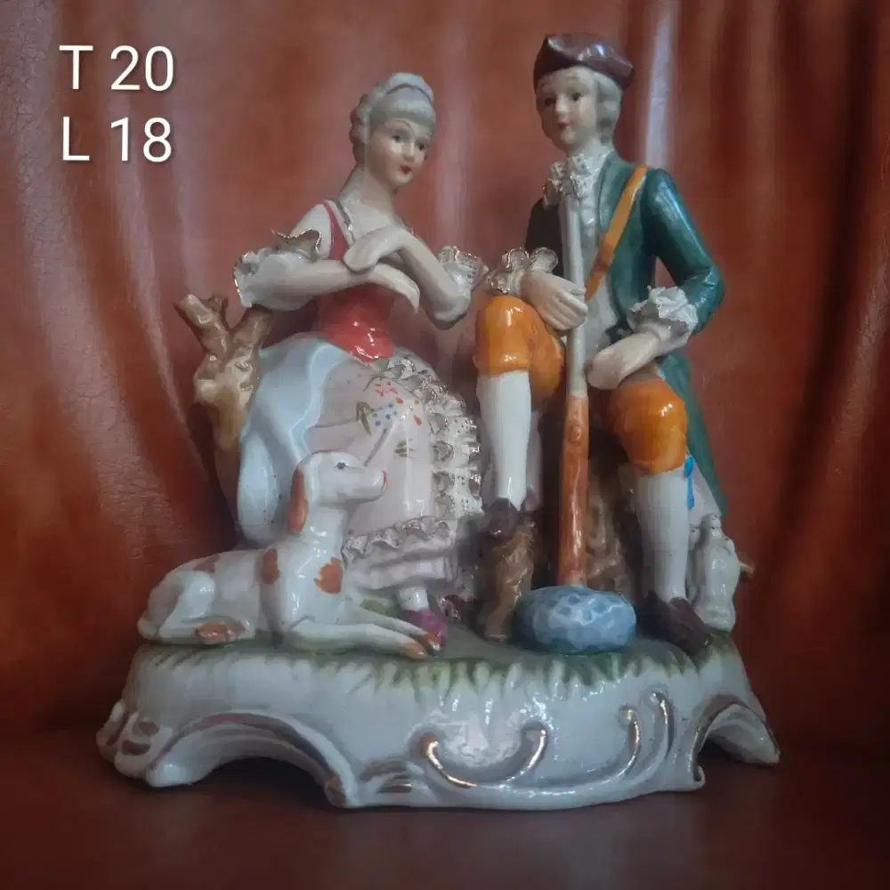 Patung porcelain Eropa antik