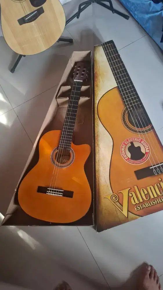 Gitar Akustik Elektrik Valencia like new