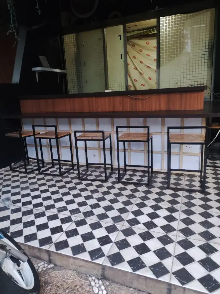 Meja cafe atau meja bar