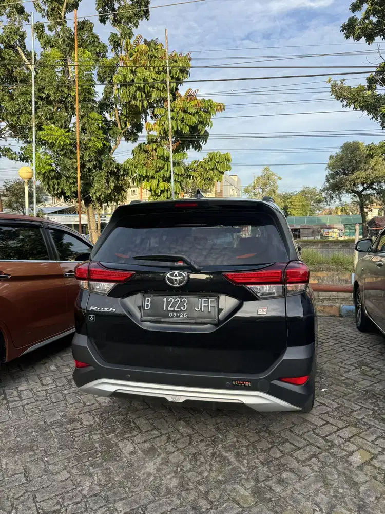 Toyota Rush GR Sport 1.5 Bensin-AT 2021 Hitam