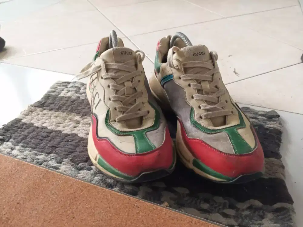 SEPATU SNEAKERS GUCCI UK 42 BEKAS