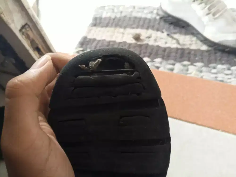 SEPATU SNEAKERS UK 40
