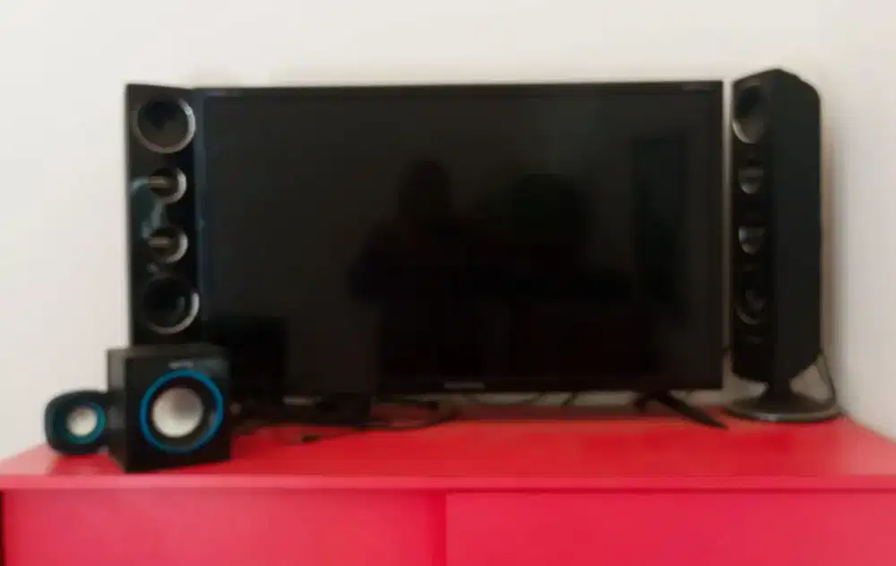 Beli TV gratis speaker aktif. TV LED 32 Polytron, kondisi terawat