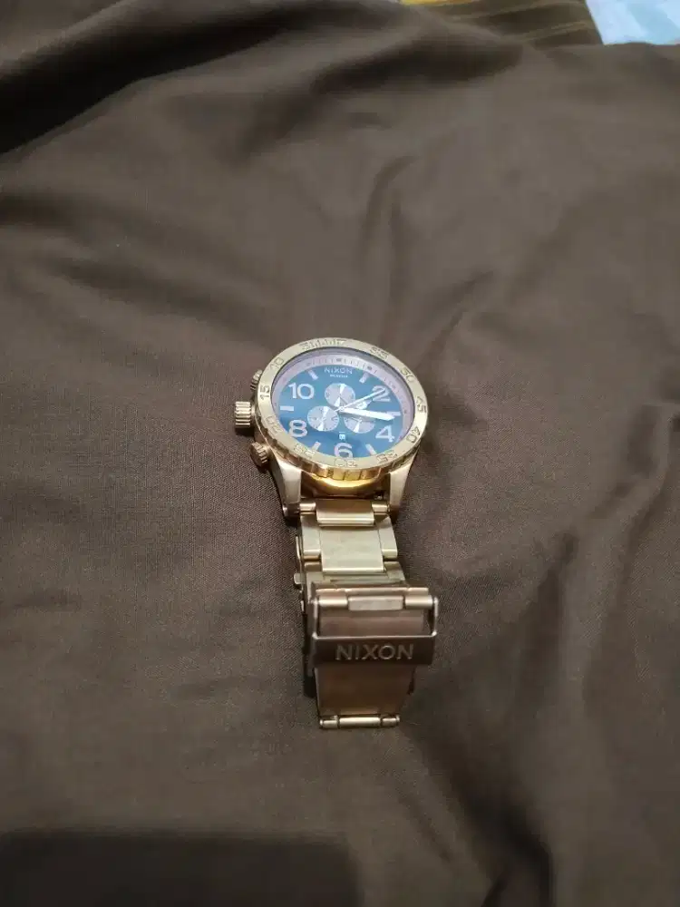 Jual Nixon gold