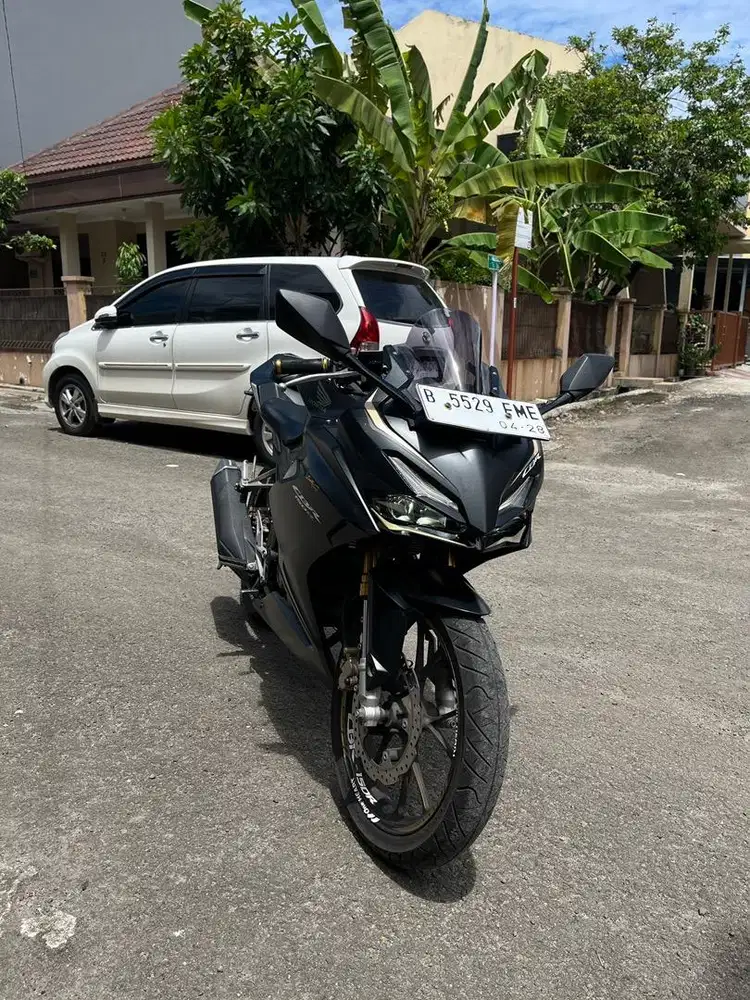 HONDA CBR 150R.