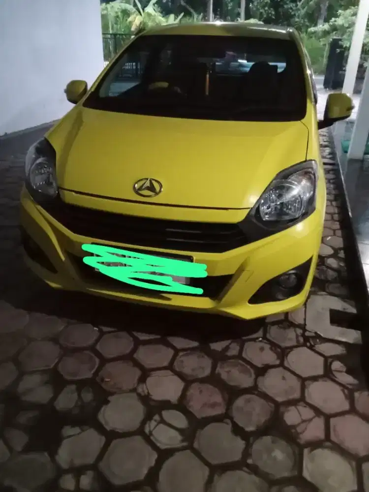 Mobil Ayla warna kuning istimewa milih pribadi dari dealer siap pakai