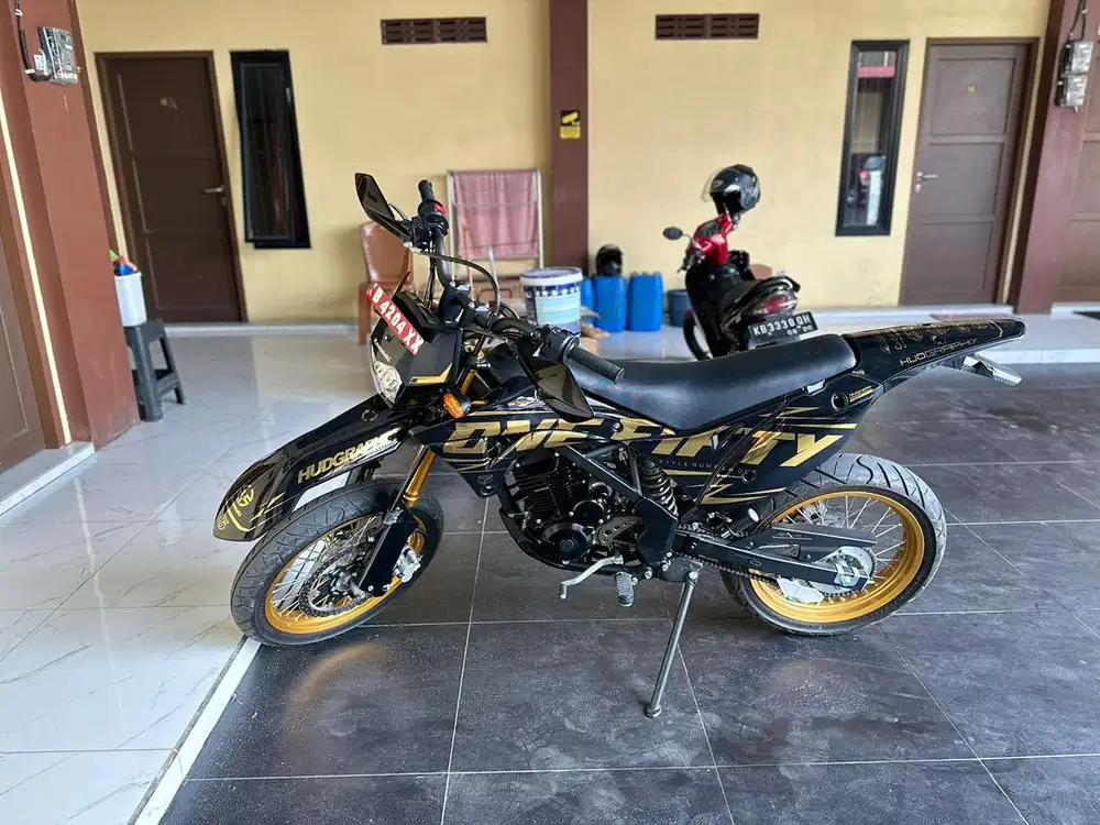 Dijual KLX 150 SM SE (upgrade body gordons dan decal)